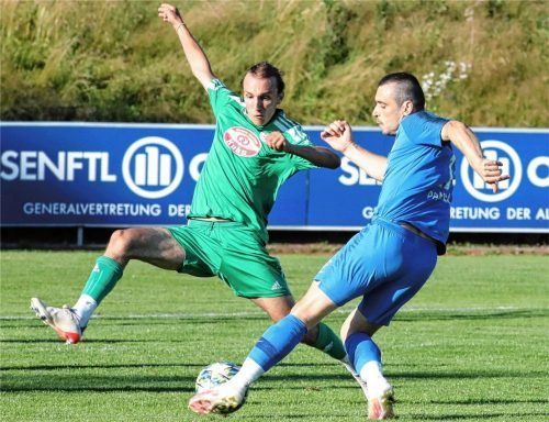 Liviu Pantea (rechts) erzielt in dieser Szene das 3:1 für Ampfing.Foto Michael Buchholz