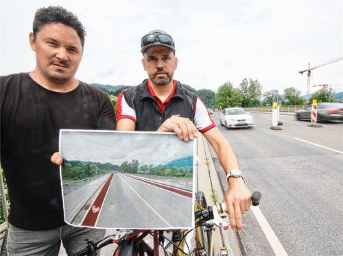 Lösungsangebot: Die Oberaudorfer Gemeinderäte Benno Fürbeck (links) und Stefan Hirnböck haben konkrete Vorstellungen, wie sich die Gefahrensituation für Fußgänger und Radfahrer an der Innbrücke durch neue Markierungen verbessern ließe.Foto Schmidt
