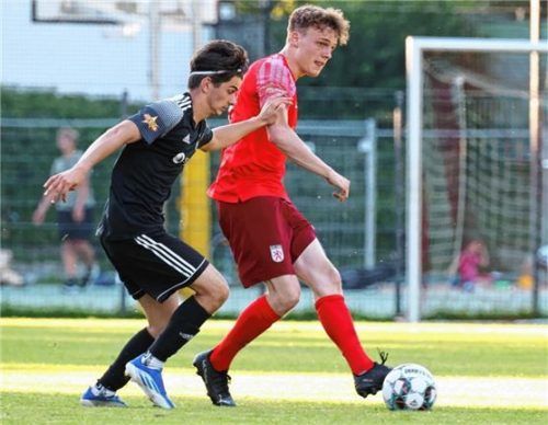 Luca Wagner (rechts) erzielte in der Schlussphase den erlösenden Führungstreffer für Wasserburg.Foto Christian Butzhammer