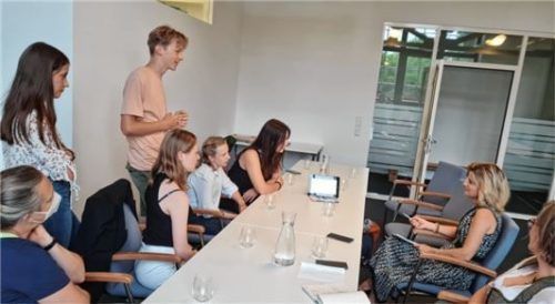 ludwig jugendparlament re

MdB Daniela Ludwig im Gespräch mit den Jugend-parlamentariern des Karolinen-Gymnasiums.
