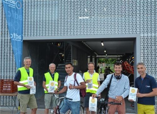 Luka und Jose freuen sich über den kleinen Imbiss: (von links) Thomas Bartl, Peter Freyek, Jose, Dieter Gfall sowie Luka und Mario Stürzl. Foto Stöppler