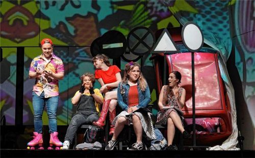 Lukas Gahabka (links) spielt nicht nur mit, sondern hat auch die musikalische Leitung des Musicals Footloose inne. Foto  Kerssenbrock