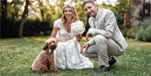 Lupo mit seinen Menschen, Lara und Joachim Senn, bei der Hochzeit.