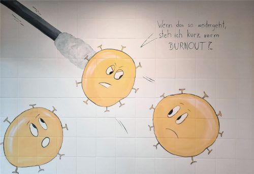 Lustig oder listig? Das Coronavirus bleibt für Überraschungen gut. Diese Wandmalerei findet sich im Romed-Klinikum in Rosenheim. Foto Weiser