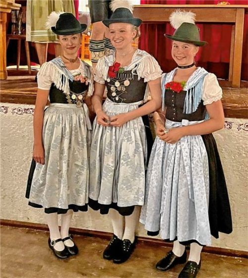 Marina Sattlberger aus Grainbach (Mitte) gewann nicht nur die Dirndl Gruppe 4 vor ihrer Vereinskollegin Annika Höhensteiger (links) und Stephanie Krug (Hirnsberg-Pietzing), sie schaffte auch die Tageshöchstnote. Foto Hötzelsperger