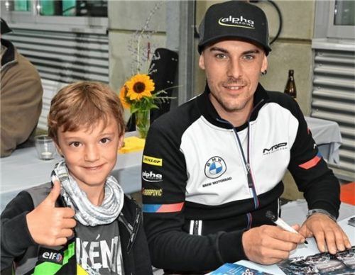 Markus Reiterberger aus Obing beim Sommerfest von Sponsor Alpha Racing in Stephanskirchen mit Maxi, einem seiner größten Fans. Foto Hans-Jürgen Ziegler