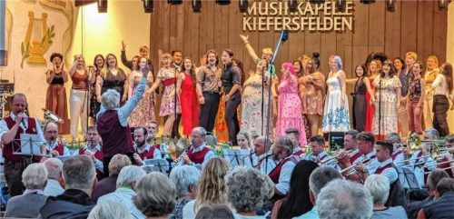 Marsch und Musical: Sänger aus den USA, Österreich, den Niederlanden, Thailand und Deutschland treten mit der Musikkapelle Kiefersfelden auf. Foto Hoffmann