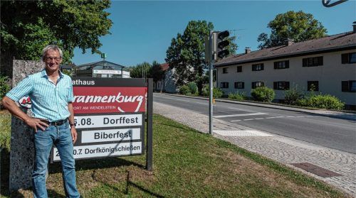 Matthias Jokisch freut sich: Brannenburgs Bürgermeister konnte am Montag trotz Blockabfertigung problemlos die Hauptstraße seiner Gemeinde überqueren. Foto Thomae