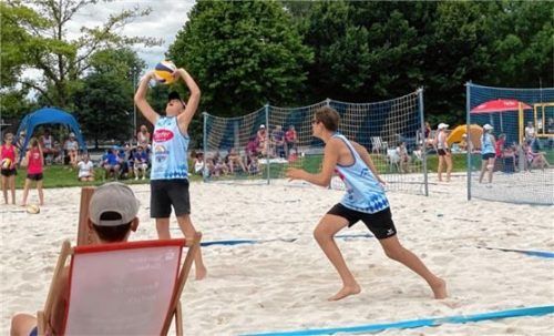 Maxi Nitschke (TSV Eiselfing/TSV Gars) im Zuspiel, Hendrik Faber (VSC Donauwörth) vor dem Angriff.Foto privat