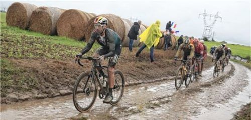 Maximilian Schachmann fährt bei Paris-Roubaix auf Kopfsteinpflaster. Foto Bora-hansgrohe