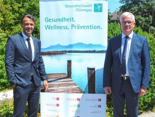 Mehr als zufrieden zeigten sich Vorstand Dietolf Hämel (links) und Aufsichtsratsvorsitzender Gerhard Eckl nach der Aktionärshauptversammlung. Sie wurden beide mit fast hundertprozentiger Zustimmung entlastet. Foto GWC-AG