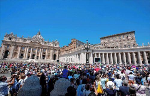 Menschen drängen sich auf dem Petersplatz im Vatikan, als Papst Franziskus aus dem Fenster seines Ateliers das Angelus-Mittagsgebet spricht.Foto dpa