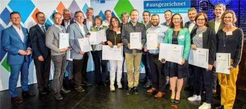 Mit den Geehrten freuen sich (von links) der IHK-Hauptgeschäftsführer Manfred Gößl, der Vorsitzende des IHK-Regionalausschusses Traunstein, Nikolaus Binder, der IHK-Vizepräsident Georg Dettendorfer (Vierter von links) und der Vorsitzende des IHK-Regionalausschusses Rosenheim, Andreas Bensegger (Zweiter von rechts).Foto re