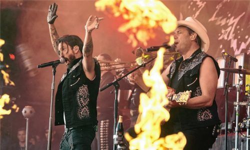 Mit ihren Songs heizen sie dem Publikum ein: (von links) Alec Völkel und Sascha Vollmer von der Band „The Boss Hoss“. Foto picture alliance/dpa/Thomas Frey