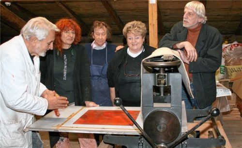 Mit Künstlerfreunden bei den Chiemgauer Radiertagen: (von links) Horst Reichle, Renate Polzer, Liesbeth Wohrizek, Christine Dobler und Ekkehard Wiegand. Foto Marianne Herbst