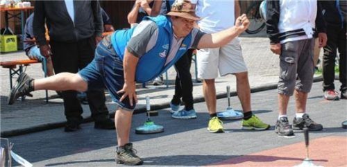 Mit präziser Genauigkeit lenkte Peter Stettner vom ASV Au seinen Stock in Richtung Ziel.Foto privat