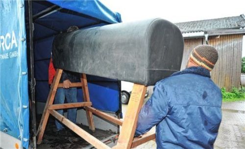 Mitten im Umzug: Zahlreiche Helfer haben am Freitag dabei geholfen, Gegenstände zu verladen. Foto Schlecker