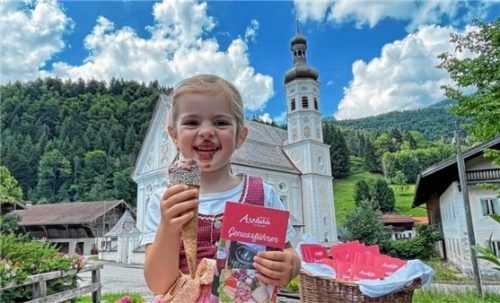 Mmmhh, is des guad!“ So lässt sich die kleine Magdalena ihr tolles Eis im sonnigen Bergsteigerdorf Sachrang schmecken.Foto H. Reiter