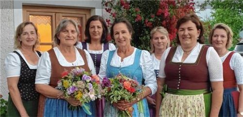 Nach der Wahl mit den langjährigen Ortsbäuerinnen: (von links) die Zweite Ortsbäuerin Maria Jäger, ihre Vorgängerin Michaela Astl, Beisitzerin Traudi Seebacher, die bisherige Ortsbäuerin Katharina Kern, Beisitzerin Silvia Krapf, die neugewählte Ortsbäuerin Anna Pichler und Beisitzerin Elisabeth Reiter.Foto re