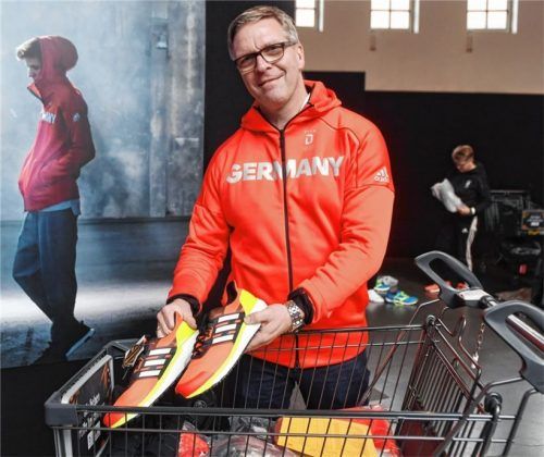 Nah an den Sportlern dran: Dirk Schimmelpfennig, Vorstand Leistungssport im DOSB, bei der Einkleidung für die Olympischen Spiele.Foto DPA/Tobias Hase