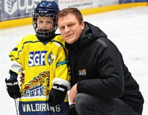 Neben der Vorstellung der ersten Mannschaft, werden auch die Nachwuchsteams präsentiert. Mit dabei sind auch Jan Loboda und sein Sohn.Foto Paolo del Grosso