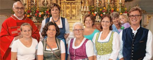 Neuer Frasdorfer Pfarrgemeinderat: (vorne, von links) Johanna Reichhold, Barbara Weber, Barbara Auer, Petronilla Keil und Peter Buchauer sowie (hinten, von links) Pfarrer Hermann Overmeyer, Pia Maria Moser, Christine Suhr und Evi Scheck.rehberg