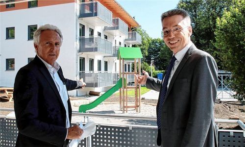 Neuer Lebensraum: Der Geschäftsführer der Wohnungsbau GmbH, Karl Seidl (links), und Landrat Otto Lederer begutachten die neue Anlage. Im Hintergrund sieht man den zentral gelegenen Spielplatz. Foto Landratsamt