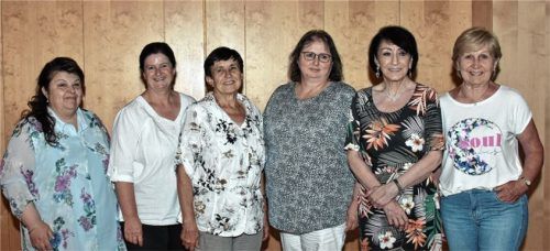 Neuer Vorstand der Arge für Caritas und Sozialarbeit im Dekanat Inntal: (von links) Eleni Reheis (Kiefersfelden), Margit Lange (Brannenburg), Elisabeth Dandlberger (Nußdorf), Hedwig Petzet, Sozialpädagogin für Gemeindecaritas im Caritas Zentrum Rosenheim, Vorsitzende Sonja Greim (Kiefersfelden) und Elisabeth Weiß (Flintsbach).Foto JOHANN WEISS