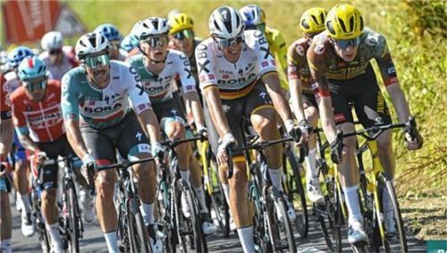 Nils Politt (Zweiter von rechts), Marco Haller (links) und das gesamte Bora-Team zeigte eine starke Leistung auf der 5. Etappe.  Foto Bora-hansgrohe
