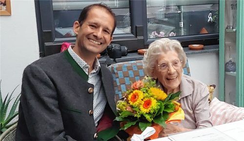 Oberbürgermeister Andreas März gratuliert Anneliese Reichling zum 100. Geburtstag. Foto Stöppler