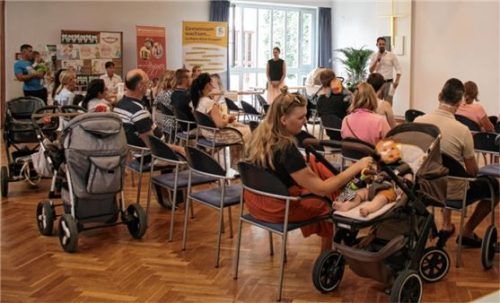 Oberbürgermeister Andreas März lobt bei seiner Rede die Angebote von „Willkommen!“.Foto Kinderschutzbund