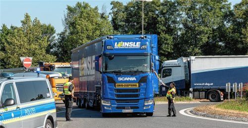 Orientierungshilfe: Wen seine Tour nicht zum Lieferverkehr über Land führte, den schickte die Polizei, wie hier am Kreisel in Rohrdorf, auf die Autobahn zurück. Foto Thomae