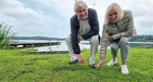 Otto Helwig und Ehefrau Christa am Pelhamer See beklagen sich über den Gänsekot auf der Liegewiese. Foto Ammelburger