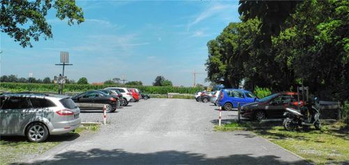 Parkplatz statt Sportplatz: Der neue Ort für die Siedlung stieß nicht auf Kritik. Foto Schlecker