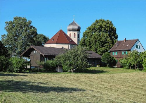 Passt das geplante Kinderhaus auf den Wildenwarter Kirchenberg oder zerstört es die bisherige Postkartenidylle? Einige Frasdorfer Gemeinderäte konnten sich mit dem Plan, der in der jüngsten Gemeinderatssitzung vorgestellt wurde, nicht anfreunden und wollen weitere Varianten. Foto Rehberg