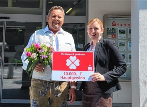 Peter Vorleitner und Individualkundenberaterin des Beratungs-Centers Kolbermoor Jasmin Rothbächer. Foto re