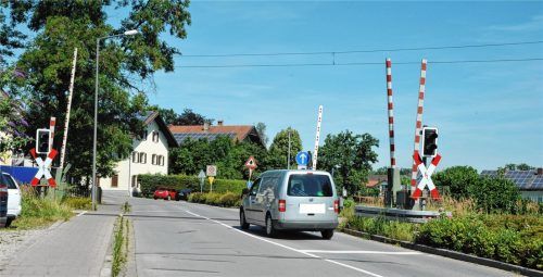 Problemstelle Bahnübergang Fürstätt: Die akustische Signalanlage war ausgefallen und es dauerte Wochen, bis sie repariert wurde.Foto Schlecker