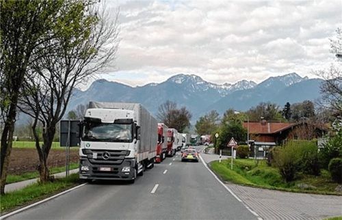 Qual für Anwohner: Ausweichverkehr von Lkw wie hier in Brannenburg soll verhindert werden. Foto Margreiter