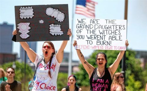 Rhiannon Edwards (links) aus Menlo und Arynssa Lester aus Des Moines während einer Kundgebung für reproduktive Freiheit in den USA. Foto dpa