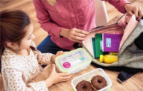 Rituale helfen dabei, Routinen zu entwickeln. So können Eltern beispielsweise gemeinsam mit ihrem Kind die Schultasche packen. Foto djd/StickerKid/Gpointstudio - stock.adobe.com