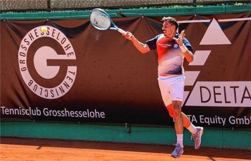 Rosenheims Urgestein Lukas Jastraunig musste wegen Verletzungen anderer Spiele einspringen und war gegen Philipp Kohlschreiber chancenlos. Foto Bastian Rapp