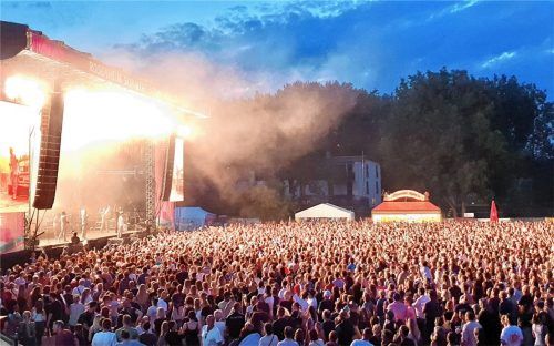 Rund 50000 Menschen kamen 2022 in den Mangfallpark-Süd in Rosenheim, um Künstler wie hier die Band „Dicht und Ergreifend“ zu bestaunen. Foto Karin Riechel