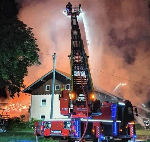 Rund um das Gebäude wurden auch Drehleitern in Stellung gebracht. Von dort wurde Wasser auf den brennenden Stadel gespritzt.
