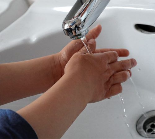 Sauberes Nass aus dem Hahn ist hierzulande eine Selbstverständlichkeit. Für die Kommunen aber mit immer mehr Aufwand verbunden. Zweckverbände sollen die Qualität erhalten (Symbolbild). Foto dpa