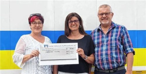 Scheckübergabe: (von links) Cornelia Graf, Leiterin des Partnerschaftsvereins Volovec-Bad Endorf, erhält die Geldspende aus den Händen von Bürgermeister Bernhard Summerer und Petra Maier, Leiterin der Söchtenauer Bücherei. Foto Böck