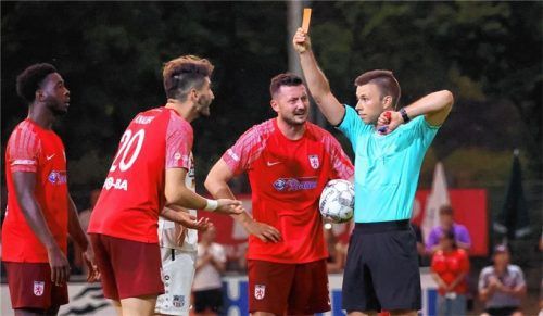 Schiedsrichter Maximilian Wirkner zeigt es an: Wegen eines Ellenbogenschlags schickte er Lucas Knauer mit der Roten Karte vom Platz. Foto Christian Butzhammer