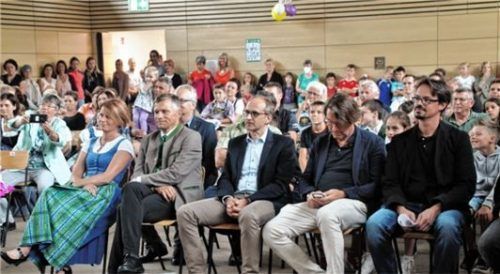 Schulleiterin Margit Batt, Bürgermeister Anton Wallner, die Architekten Thomas Dump und Stefan Feigel sowie Bauleiter Florian Schindler (von links) freuten sich über die Eröffnung.