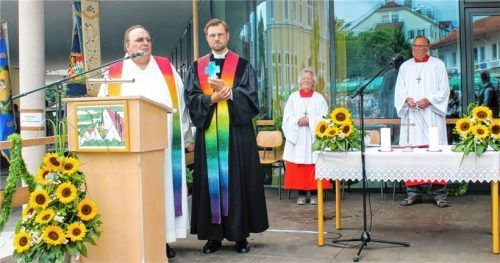 Segneten das neue Gebäude gemeinsam: (von links) Pfarrer Herbert Aneder und Pfarrer Dr. Richard Graupner.