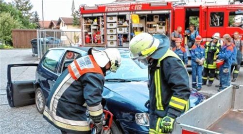 Seit 150 Jahren ist die Feuerwehr Umrathshausen für die Bevölkerung da. Hier üben die Umrathshausener Feuerwehrler zusammen mit den Feuerwehren Frasdorf und Wildenwart einen Ernstfall. Foto Rehberg