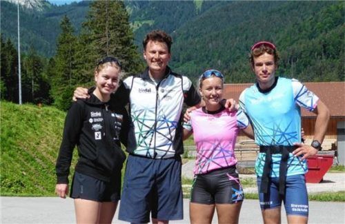 Sie zeigten sich begeistert von ihrem Trainingsort Ruhpolding (von links): Synnöve Åusteraa, Trainer Simon Kastenhuber, Celina Staavi und Vetle Svanes Strand.Foto Hohler
